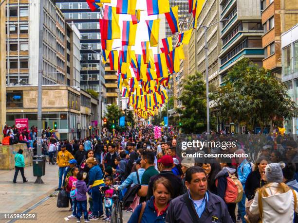 mucha gente en la calle con banderas colombianas - lot of people fotografías e imágenes de stock