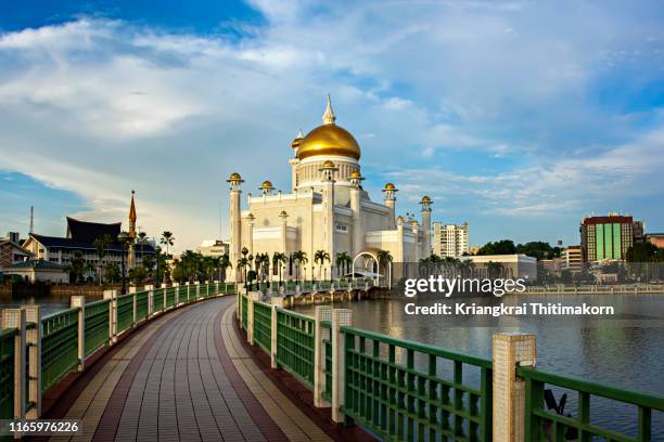 omar ali saifuddien mosque. - omar ali saifuddin mosque stock pictures, royalty-free photos & images