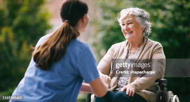 外に出るのは素敵な提案だった - nursing home smiling ストックフォトと画像