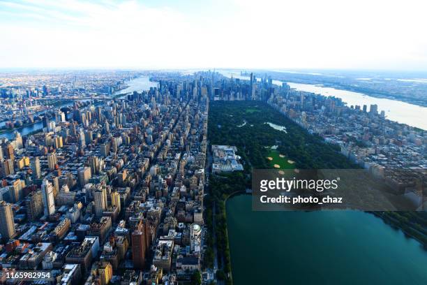birdeye sky vista di central park - new york city - upper east side di manhattan foto e immagini stock