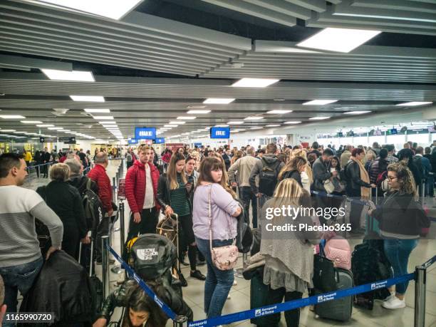 mensen die in de rij wachten op veiligheidscontrole op luchthaven europese internationale vluchten - transportation security administration stockfoto's en -beelden