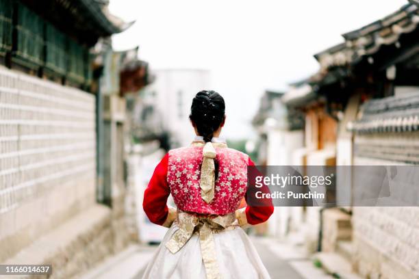 femme asiatique a rectifié la pose de hanbok de restant dans le village de bukchon hanok à séoul, corée du sud - korean culture photos et images de collection