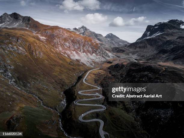 julierpass with surrounding mountains, switzerland - aerial mountain pass imagens e fotografias de stock