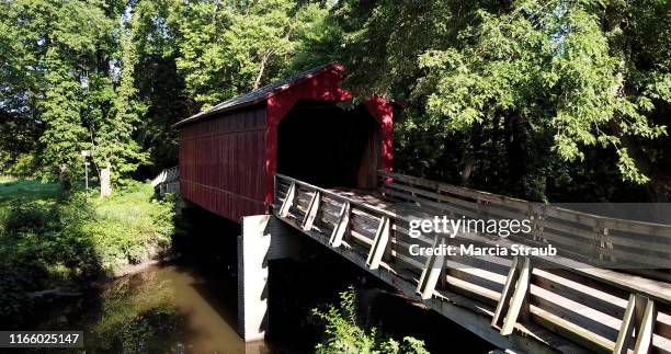 sugar creek red covered bridge - princeton illinois imagens e fotografias de stock