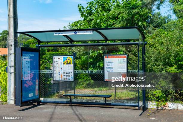 カゾーフランス - bus shelter ストックフォトと画像