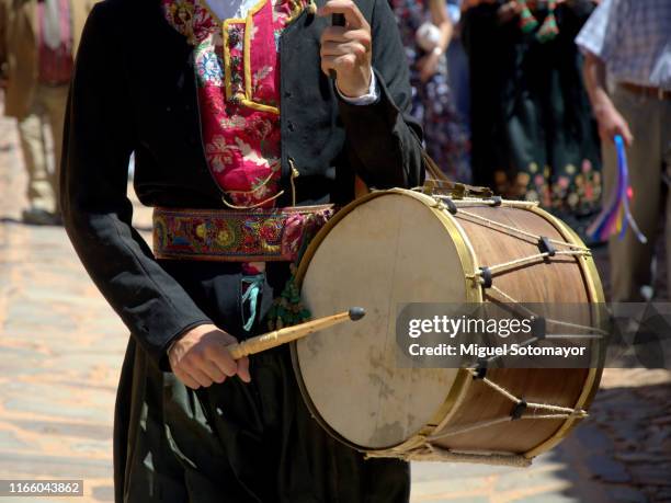 traditional musician playing the drum during a dance - música tradicional fotografías e imágenes de stock