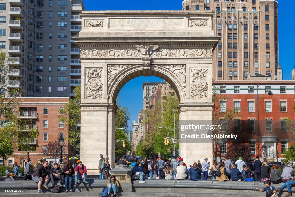 ワシントンスクエアアーチと観光観光客、5番街、マンハッタン、ニューヨーク、アメリカ合衆国。