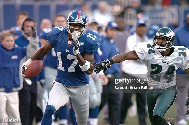 New York Giants wide receiver Plaxico Burress outruns Philadelphia Eagles corner back Sheldon Brown on his way to the end zone at Giants Stadium in...