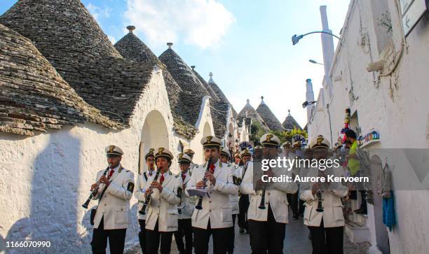 piccolo villaggio di alberobello, puglia, italia - orchestra foto e immagini stock