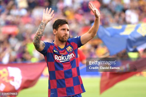 Lionel Messi of FC Barcelona waves to the crowd prior to the Joan Gamper trophy friendly match at Nou Camp on August 04, 2019 in Barcelona, Spain.