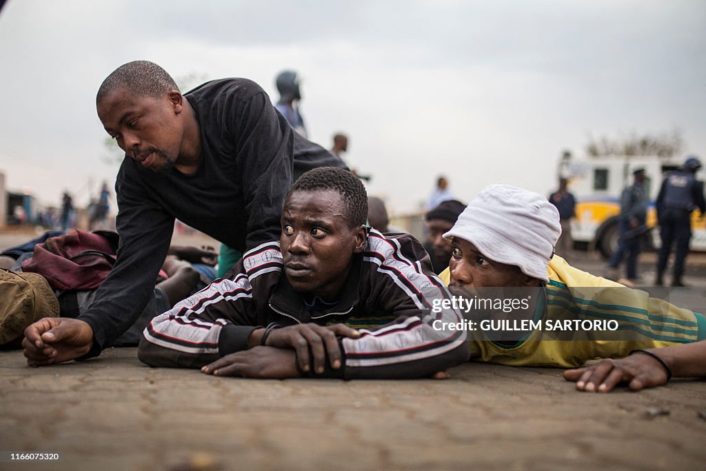 TOPSHOT-SAFRICA-UNREST-POLITICS-MIGRATION