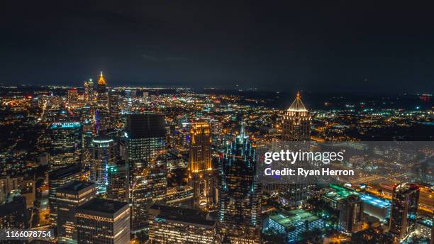 antenne von atlanta bei nacht - atlanta georgia cityscape stock-fotos und bilder