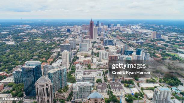 symmetrische antenne van atlanta skyline - atlanta georgia cityscape stockfoto's en -beelden