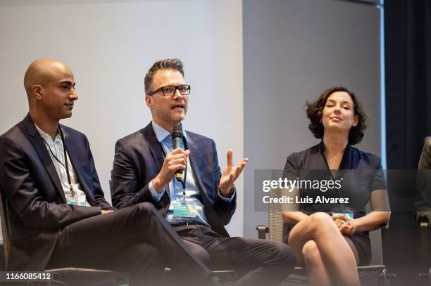 discussion panel sitting in convention center - entertainment evenement stockfoto's en -beelden