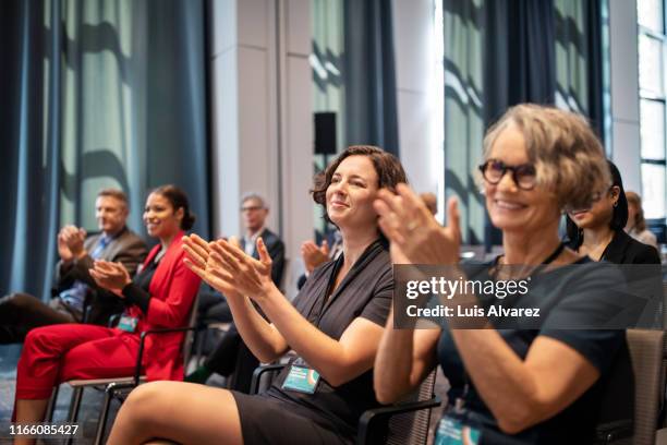 business professionals applauding during conference - audience - fotografias e filmes do acervo