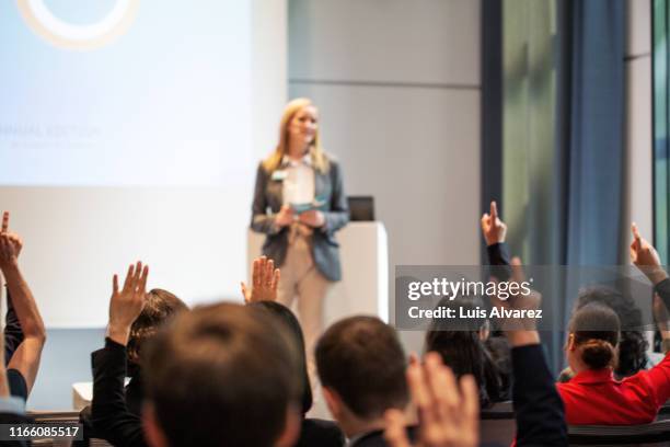 people asking queries during a seminar - press room imagens e fotografias de stock