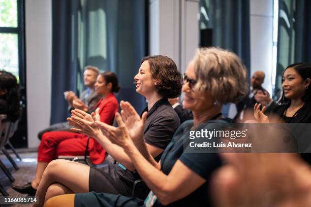 executives applauding during conference - business conference auditorium stockfoto's en -beelden