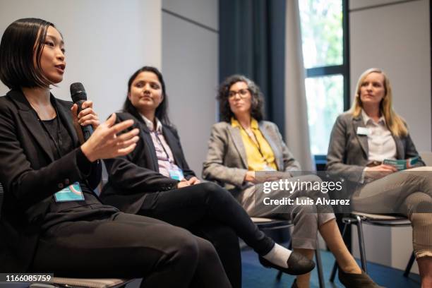 female expert panel at auditorium - podiumsdiskussion stock-fotos und bilder