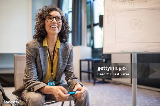 public speaker at convention center - maestro de ceremonias fotografías e imágenes de stock