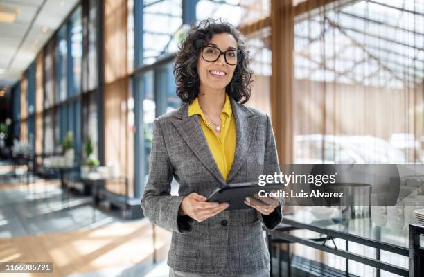 senior businesswoman at launch event - businesswoman using digital tablet stock pictures, royalty-free photos & images