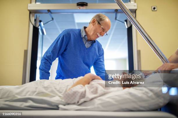 husband comforting his wife before the surgery - maca de hospital imagens e fotografias de stock