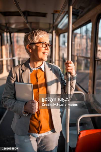 lächelnde geschäftsfrau in der straßenbahn. - laptop on bus stock-fotos und bilder