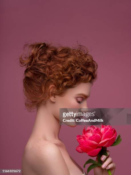 jeune belle femme - beautiful redhead photos et images de collection