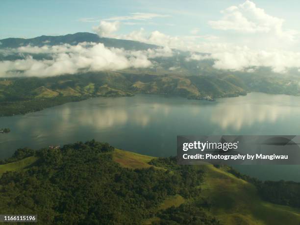 lake sentani - irian jaya photos et images de collection