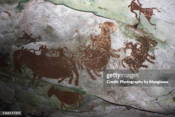 prehistoric cave painting - pintura rupestre fotografías e imágenes de stock