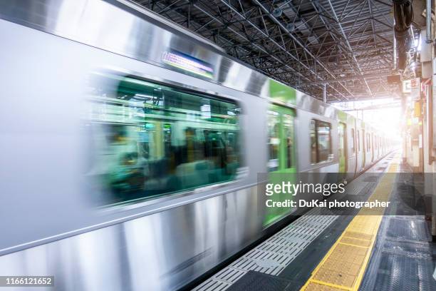 moving train - plataforma de estação de metro imagens e fotografias de stock