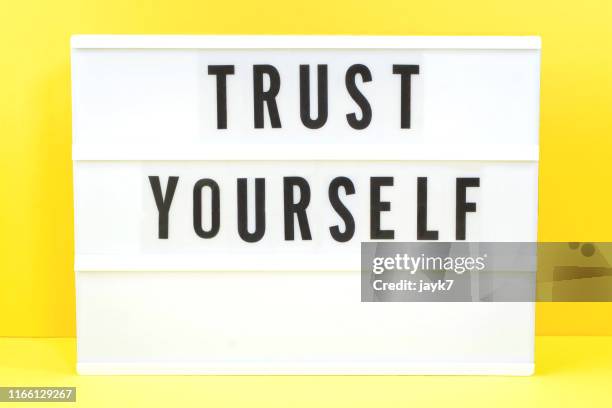 trust yourself - help engels woord stockfoto's en -beelden