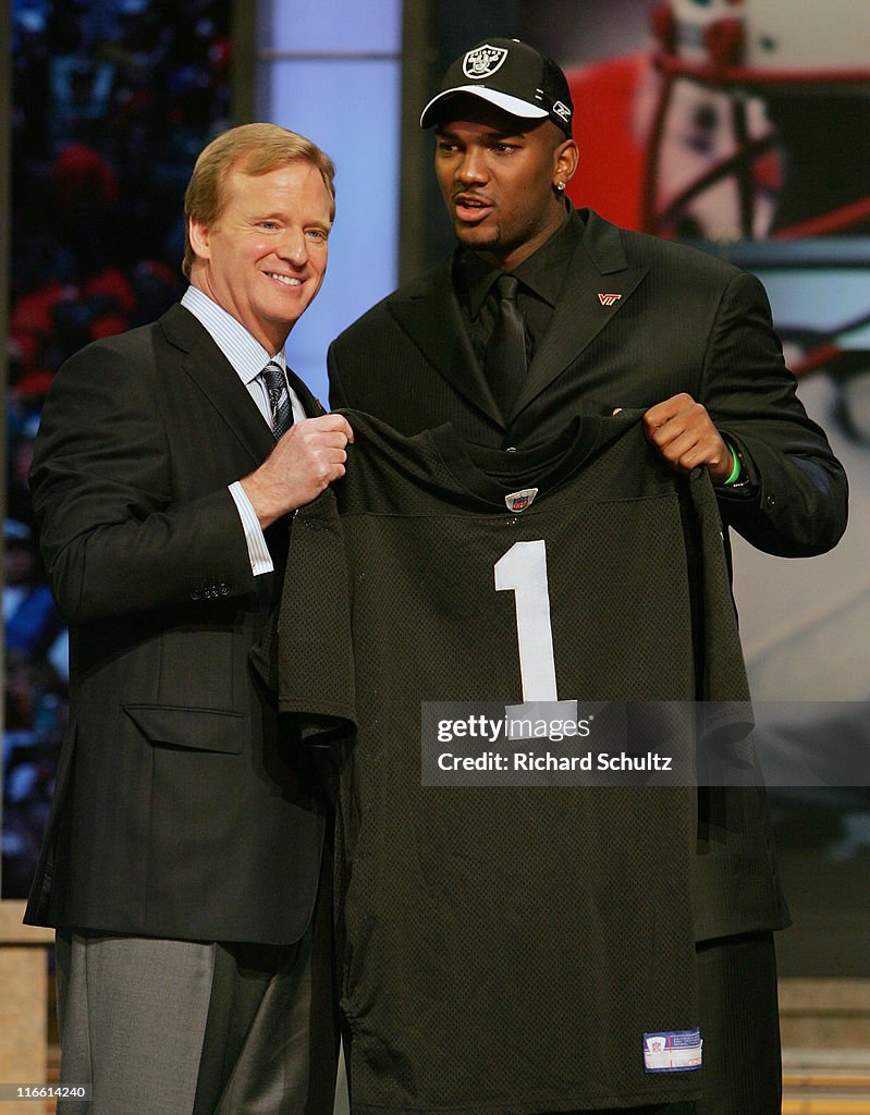 2007 Draft Class NFL Commissioner Roger Goodell, left with Ja Marcus Russell of LSU ...