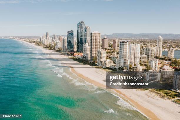 gold coast, australien - surfer by the beach australia stock-fotos und bilder