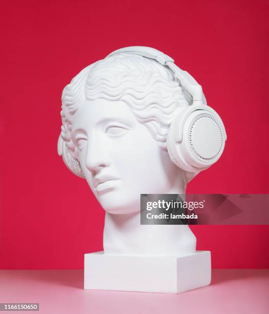 cabeza de yeso femenina con auriculares - estatua griega fotografías e imágenes de stock