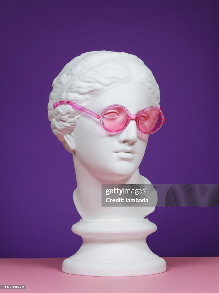 Cabeça do emplastro com eyeglasses cor-de-rosa