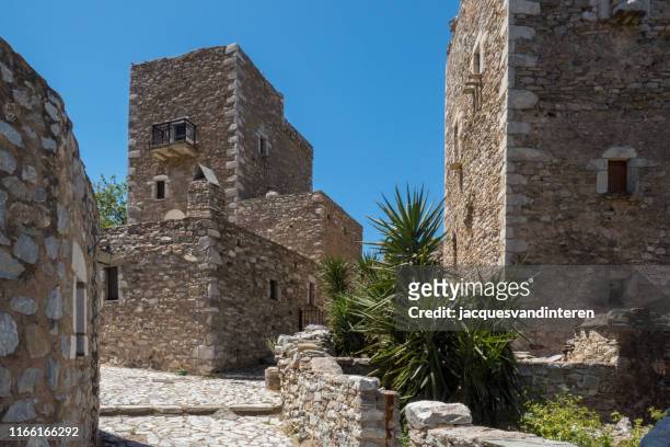 as casas da torre de vathia em greece do sul (peloponnesos) - mani - fotografias e filmes do acervo