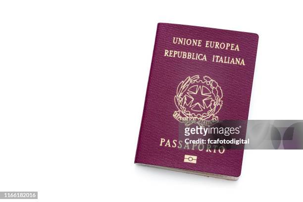 passaporto italiano isolato su sfondo bianco - cultura italiana foto e immagini stock