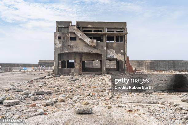 an abandoned building structure - vestige antique photos et images de collection