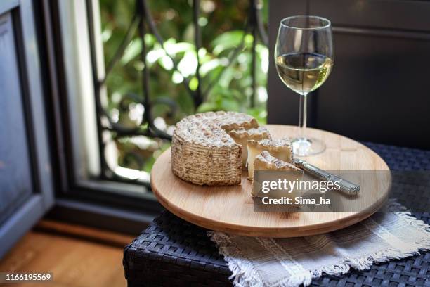 queso de cabra envejecido - queso de cabra fotografías e imágenes de stock