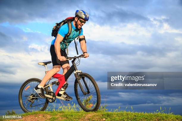 zijaanzicht van de mountainbiker - bike headset stockfoto's en -beelden