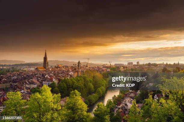 cityscape at golden light sunset in bern, capital city of switzerland - schweiz stadt landschaft stock-fotos und bilder