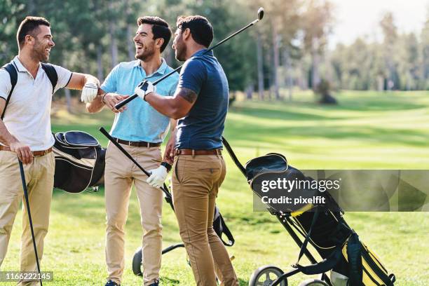 grupo de golfistas pasándose lo bien juntos - golf fotografías e imágenes de stock