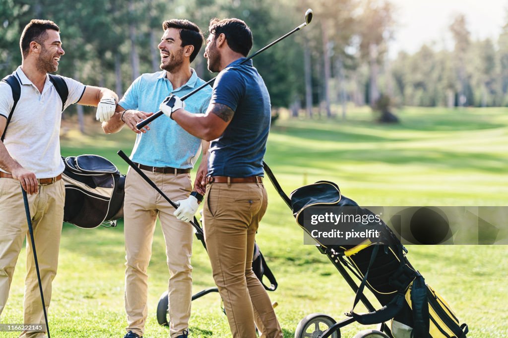 Groep golfers met goede tijd samen