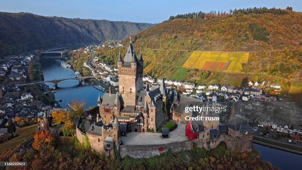 Antenne von Cochem erschloss und Weinberge im Moselweintal im Herbst, Rheinland-Pfalz, Deutschland.