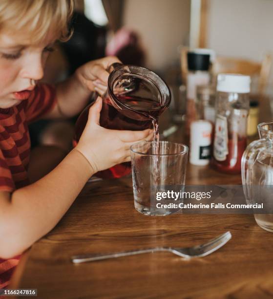 pouring juice - verdünnung stock-fotos und bilder