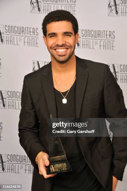 Drake poses with the Hal David Starlight award during the Songwriters Hall of Fame 42nd Annual Induction and Awards at The New York Marriott Marquis...