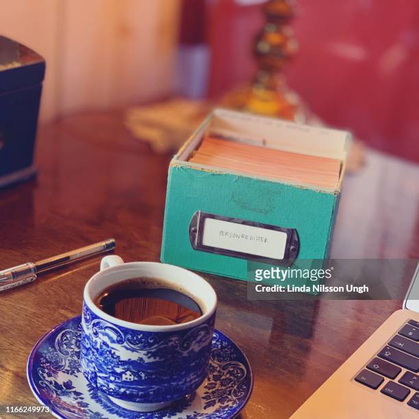 coffee while working - scriptwriter fotografías e imágenes de stock