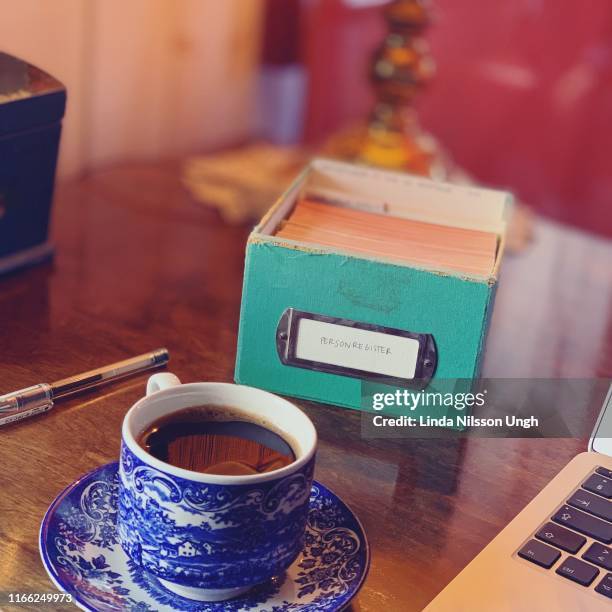 coffee while working - scriptwriter foto e immagini stock