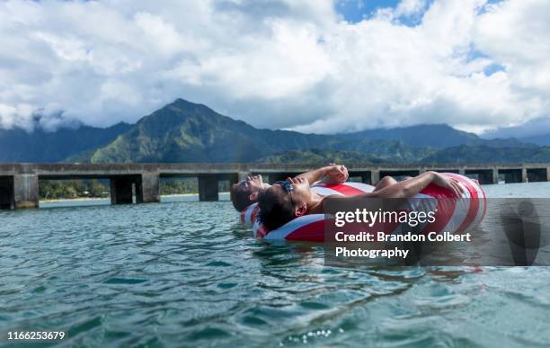 same sex couple adventure - water fall hawaii 個照片及圖片檔