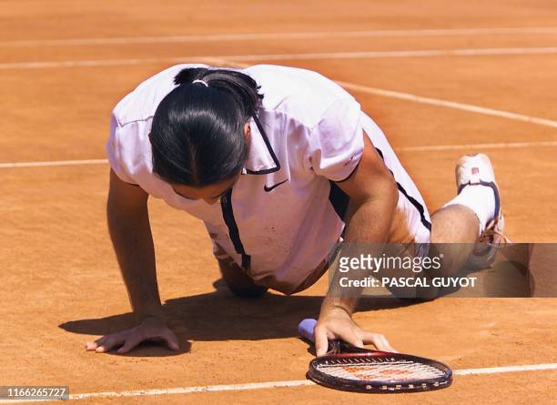 Le Chilien Marcelo Rios chute, le 25 avril 1999 à Monte Carlo, lors de la finale du tournoi de tennis de Monte-Carlo. Le Brésilien Gustavo Kuerten...